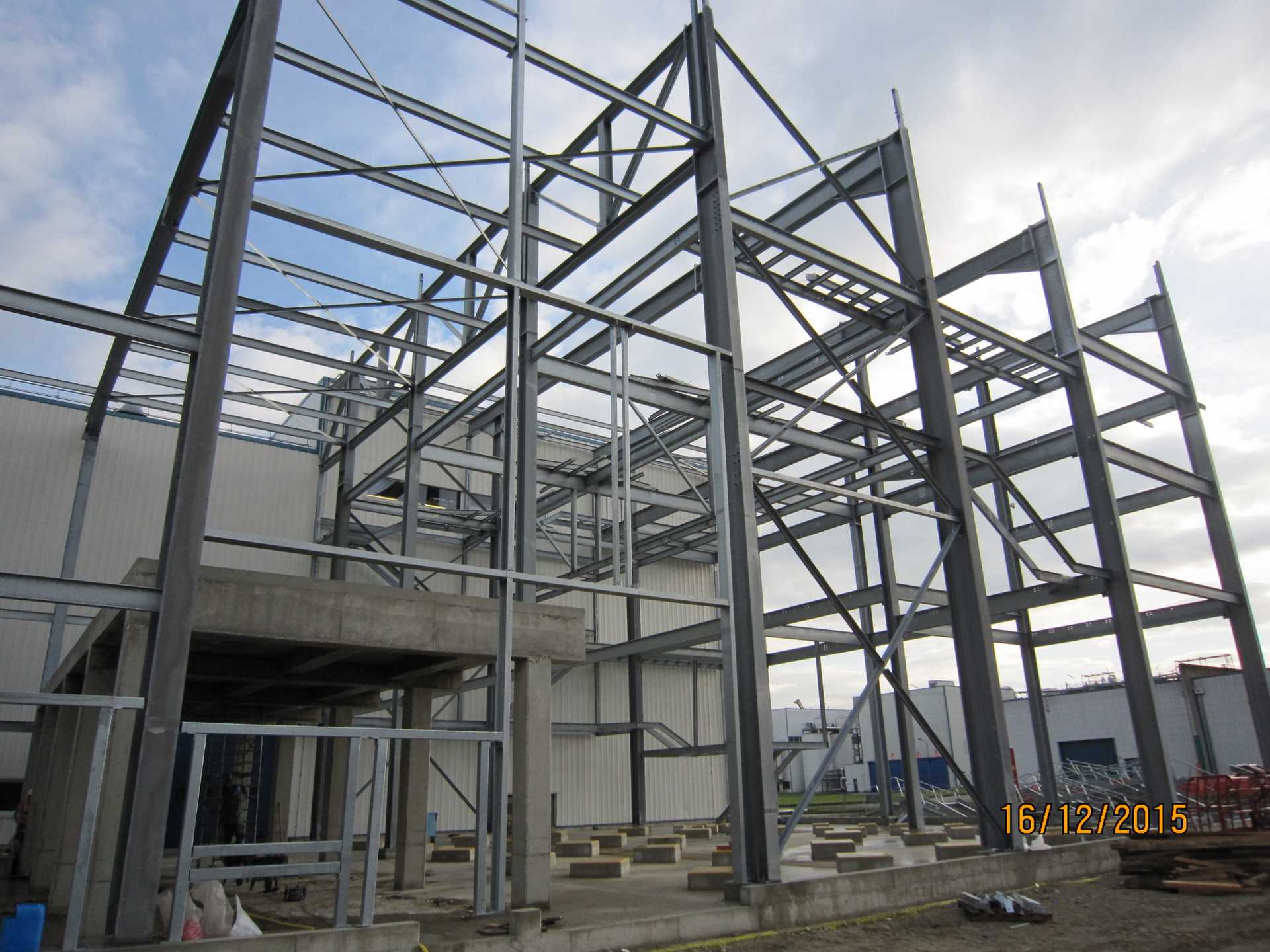 Construction d’un bâtiment de production, composé de plusieurs planchers.