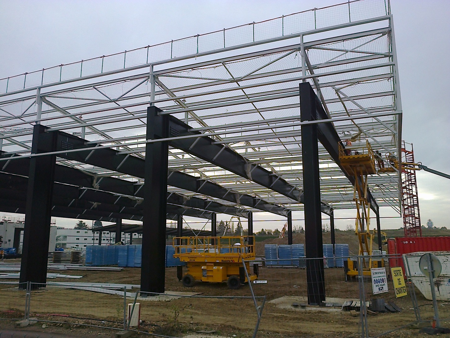 Construction neuve d’un centre d’entraînement et de tribunes en structures métalliques.